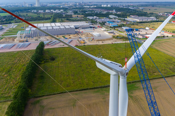 Luftbild der Errichtung einer Windenergieanlage Stern Montage