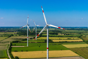 Luftbild und Nahaufnahme einer Windenergieanlage