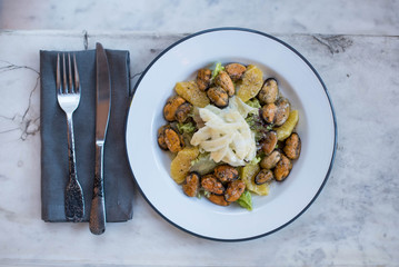 Mussels with garlic potatoes and sauce on a plate
