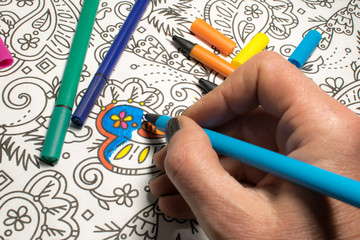 Trend für Stressabbau - Ausmalbuch für Erwachsene - Stifte in verschiedenen Farben auf einem...