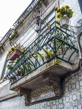 Typische Fassade mit Balkonen und Wandfliesen in Lissabon