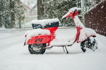 motorino sotto la neve
