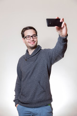 Junger Mann macht einen Selfie von sich