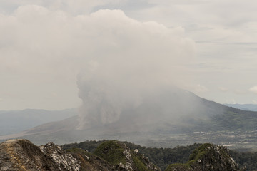 Erupción del Volcán Sinabung en Berastagi, Sumatra, Indonesia