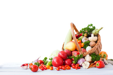 Légumes frais et fruits isolés sur fond blanc.