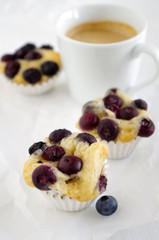 Blaubeerkuchen und Kaffee
