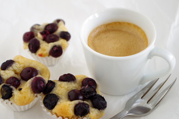 Blaubeerkuchen und Kaffee