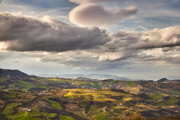 Fototapeta na wymiar hilly landscape in Italy on a cloudy day