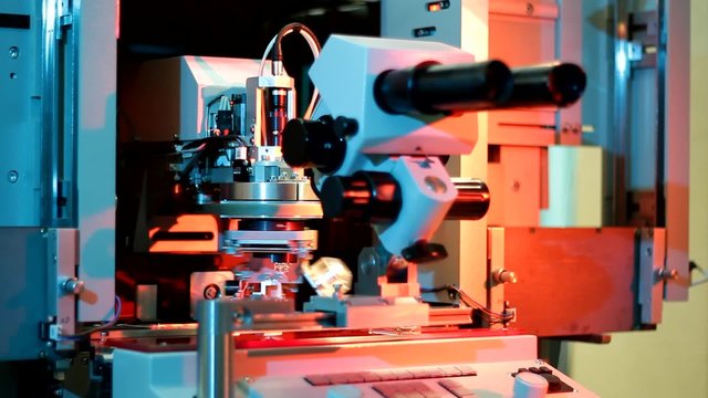 Universal wire bonder microelectronic equipment in work