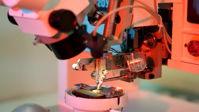 Universal wire bonder microelectronic equipment in work