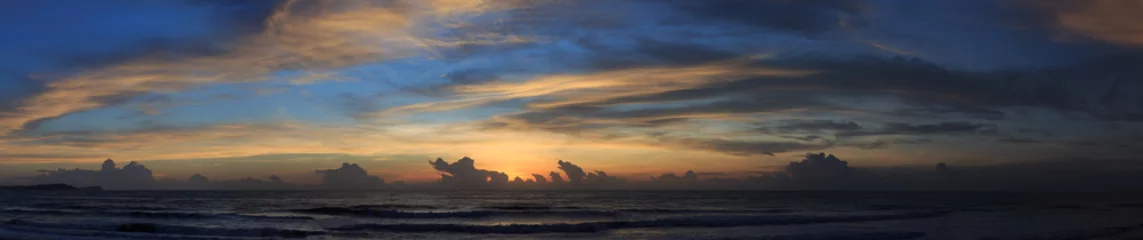 Fototapete Meer / Sonnenuntergang Panoramabild, schöner Sonnenunterganghimmel mit bunten Wolken