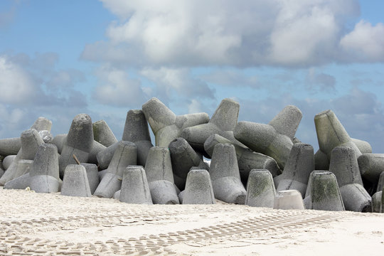 Tetrapoden sch&uuml;tzen den Strand im S&uuml;den von Sylt