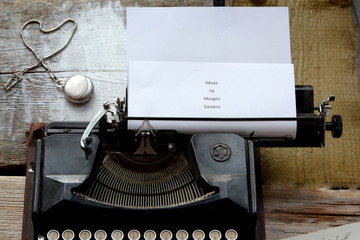 Botschaft, alte Schreibmaschine mit Botschaft und Taschenuhr