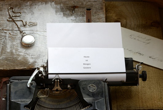Heute, Morgen, Gestern, alte Schreibmaschine mit Botschaft und Taschenuhr