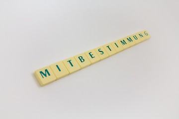 Spielsteine mit Text &ndash; Begriffe aus der deutschen Betriebsratsarbeit: Mitbestimmung, Arbeitgeber, Betriebsrat, Verhandlungen