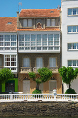 Fototapeta na wymiar Jugendstilhaus an der Uferpromenade von Cedeira Galicien
