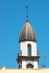 Fototapeta na wymiar Schiefer gedeckter Kirchturm Maria do Mar in Cedeira Galicien