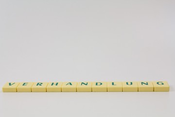 Spielsteine mit Text – Verhandlungen und Mitbestimmung, ein Teil des täglichen politischen und...