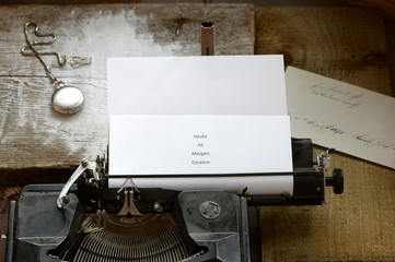 Botschaft,alte Schreibmaschine mit Sinnspruch und Taschenuhr