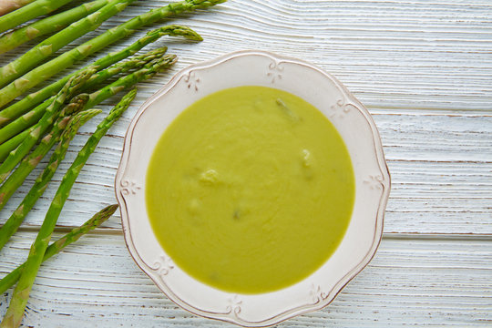 Asparagus soup green cream on white wood table © lunamarina