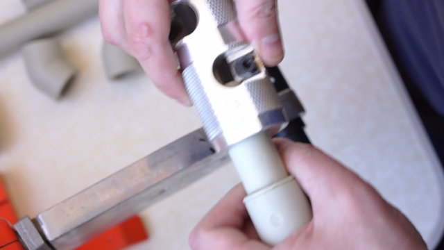 Using pipe peeling tool to peel off upper aluminium-polypropylene layer of tube