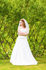 Obraz na płótnie Canvas Lovely bride outdoors in a park