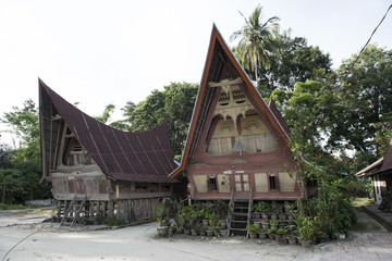 Fototapeta na wymiar Casas de madera tradicional Batak del lago Toba, Sumatra, Indonesia. 
