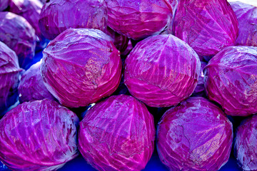 Rotkohl - Gemüse am Marktstand - Detailaufnahme