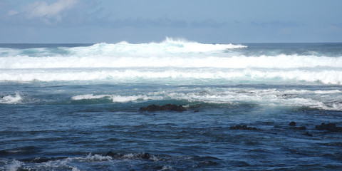 plage de sable noir de l'étang salé avec ses pyramides de galets