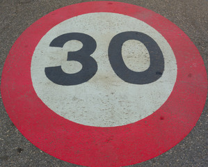 limite trenta chilometri orari