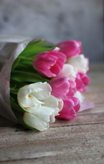 Бело-розовые тюльпаны на деревянном фоне