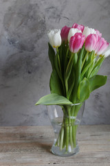 Бело-розовые тюльпаны в вазе