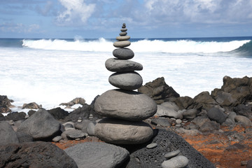 plage de sable noir de l'étang salé avec ses pyramides de galets