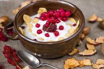 Yogurt with red currant, strawberry and red currant