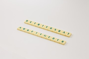 Spielsteine mit Text – Schlagzeile, Überschrift - Betriebsrat und Arbeitgeber, Begriffe im Arbeitsalltag 