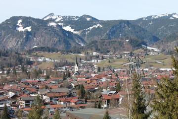 Oberstdorf mit Kirche und Bergen