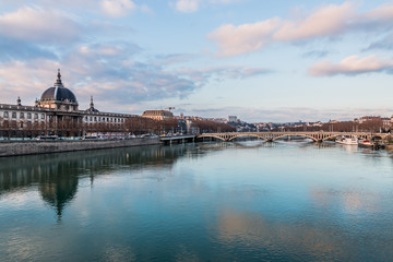 Fototapeta na wymiar Panorama de Lyon, Hôtel-Dieu et Fourvière vu des quais du Rhône
