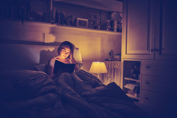 giovane ragazza legge libro a letto