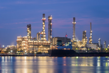 Obraz na płótnie Canvas oil and gas refinery petrochemical factory