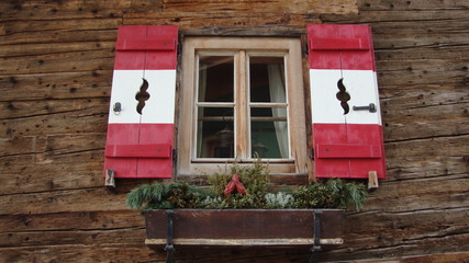 okno z okiennicami w kolorze austriackiej flagi © manek79