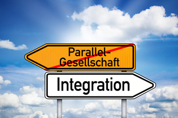 Schild mit Wegweiser und Parallelgesellschaft und Integration