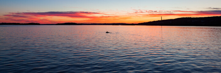 Obraz premium Calm sunset and clouds over lake