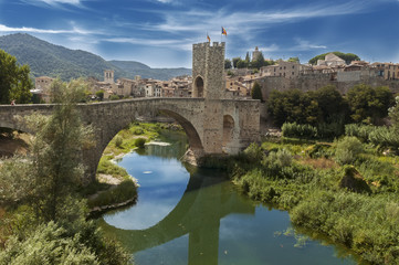 Fototapeta na wymiar Puente Viejo de Besalú (Gerona- España)