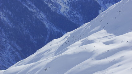 Wilde extreme Abfahrt in den Alpen