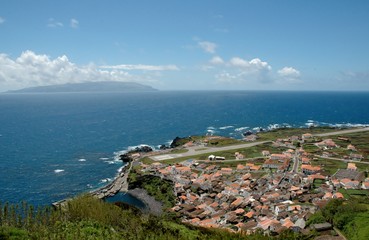 Vista da Ilha das Flores a partir da ilha do Corvo. Açores, Portugal