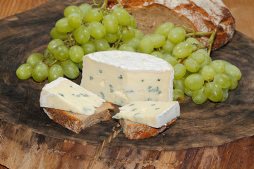 Blauschimmelkäse, Brot, Weintrauben