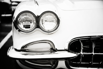 Fototapety  Zdjęcie klasycznego pojazdu ze zbliżeniem na reflektory.