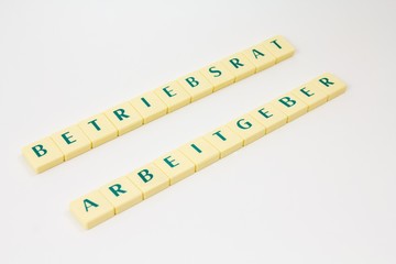 Spielsteine mit Text – Schlagzeile, Überschrift - Betriebsrat und Arbeitgeber, Begriffe im...