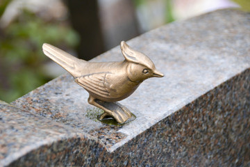 Vogel auf dem Grabstein