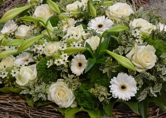 Herz mit weißen Rosen, Gerberas und Lilien